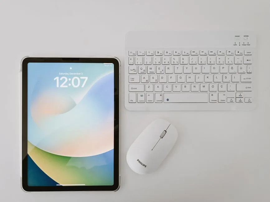 Cómo cargar y cuidar la batería de un teclado para tablet